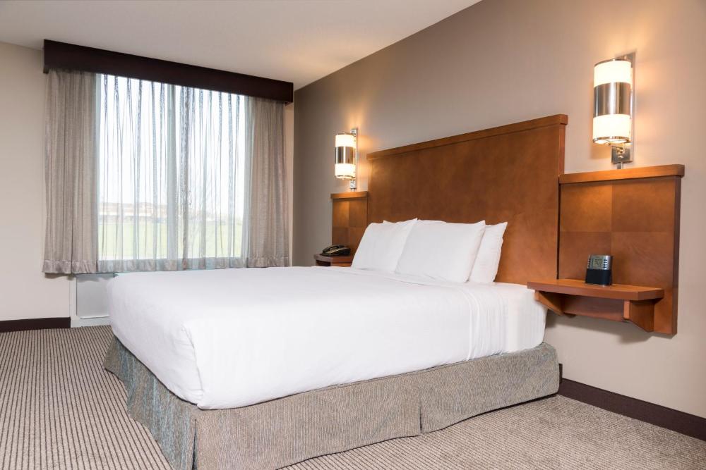 King Room with Sofa Bed - High Floor interior